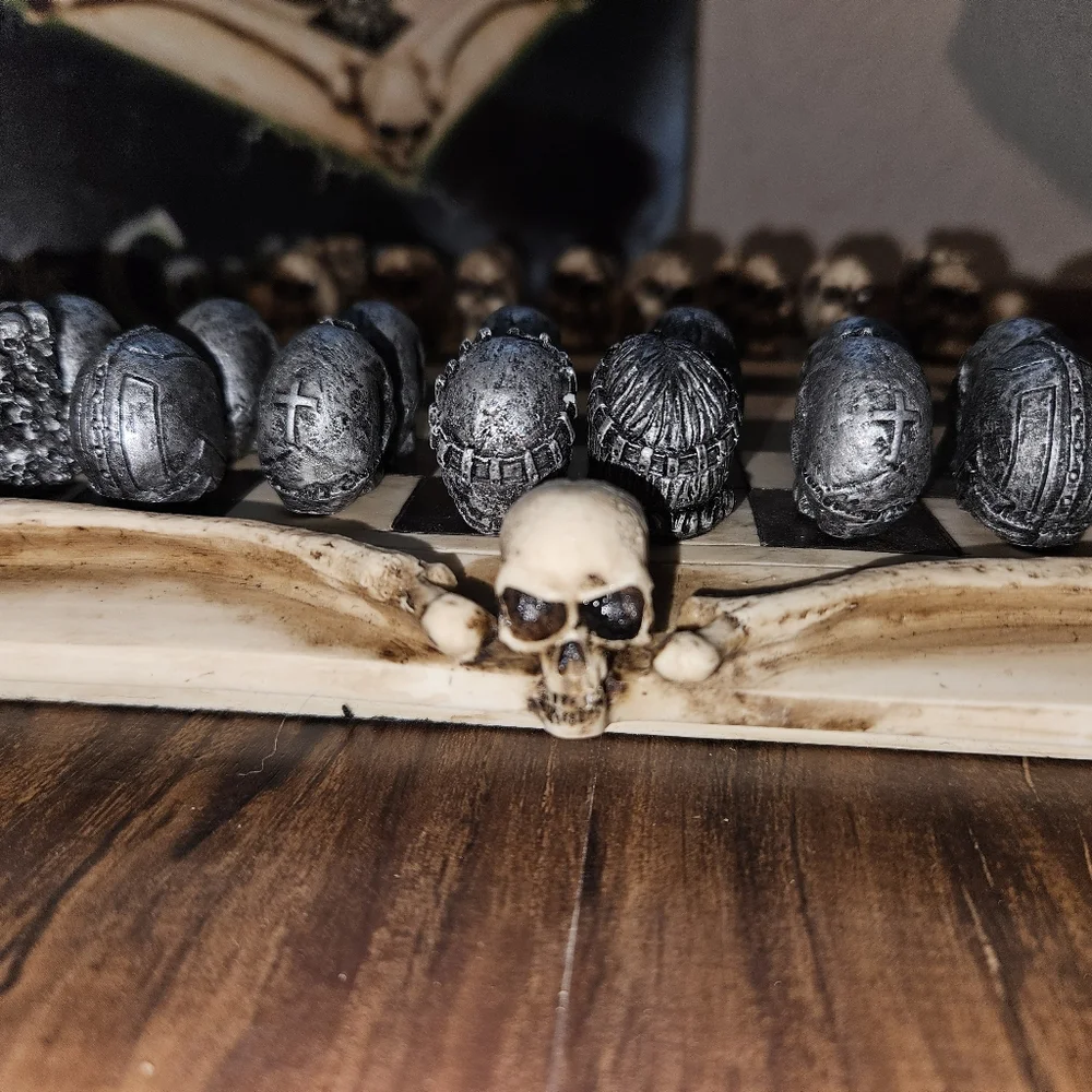 Dark Castle Gothic Collectors Chess Set - Picture 5 of 6